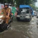 Depan Stasiun KA Medan Banjir, Puluhan Kendaraan Terjebak Macet